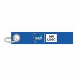 Blauer Schlüsselanhänger mit dem Hertha BSC Logo und dem durch eine senkrechte, weiße Linie abgetrennten Platzhalter für die Veredelung
